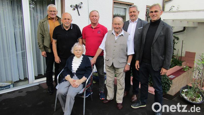 Die Gratulanten zusammen mit dem Jubilar (von links): 2. Bürgermeister Norbert Gradl, Alfred Hümmer (AWO), Schwester Pauline, Sohn Winfried, Jubilar Peter Iger, Bürgermeister Joachim Neuß und Peter Danninger, der Vorsitzende der SPD Auerbach. Bild: Karl Schwemmer