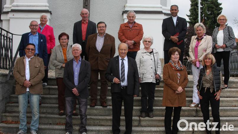 Den Gottesdienst zum Gedenken der bereits verstorbenen Mitschüler und Lehrkräfte gestaltete der Vinzentinergeistliche Pater Antony Mathew (obere Reihe, Zweiter von rechts) aus Pfreimd. Bild: wro