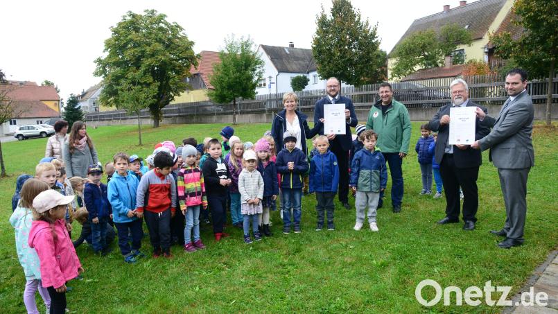 Landrat Andreas Meier, Vorsitzender des Naturparks Nördlicher Oberpfälzer Wald übergibt die Urkunde über die Zertifizierung für den ersten Naturpark-Kindergarten an die Leiterin des Kinderhauses St. Martin, Sabine Hösl (links), Bürgermeister Sebastian Hartl und Pfarrer Arnold Pirner (von rechts) haben ebenfalls diese Urkunde freudig in der Hand. Zweiter Geschäftsführer, Naturpark Nördlicher Oberpfälzer Wald, Bernd Stenl (Mitte) freut sich über die tolle Beteiligung des Kinderhauses St. Martin. Bild: bey