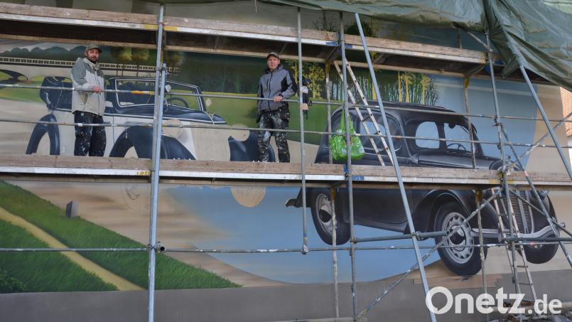 Paul Hopf holte für diese Wandmalerei zwei Künstler aus der Vohenstraußer Partnerstadt Lauter-Bernsbach. Marco Schönherr (links) und Maik Detzner (rechts) arbeiteten zehn Tage an diesem haushohen Werk. Bild: dob