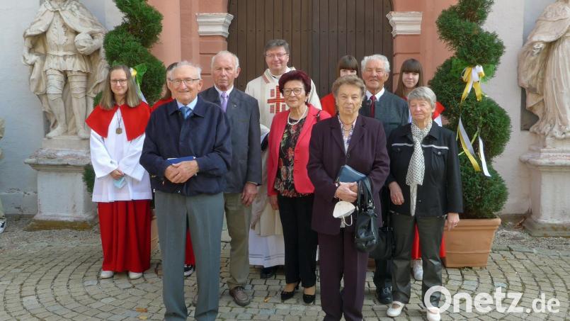Die Jubelkommunikanten, die vor 80 und 75 Jahren ihre Erstkommunion gefeiert hatten, zusammen mit Pfarrer Markus Flasinski und den Ministranten. Bild: Bianca Fuchs