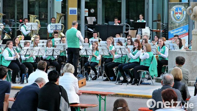 Nach dem monatelangen "Blasmusikentzug" war klar: Das Publikum fordert nach einer Stunde Musik sicher noch Zugaben. Gerne war das Orchester unter Leitung von Dirigent Markus Ferstl bereit, diesen Wunsch zu erfüllen. So erklangen zum Abschluss drei Ohrwürmern: "Böhmischer Traum" , "An Tagen wie diesen" und obligatorisch, der "Rainer Marsch" in der Nabburger Fassung. Bild: bph