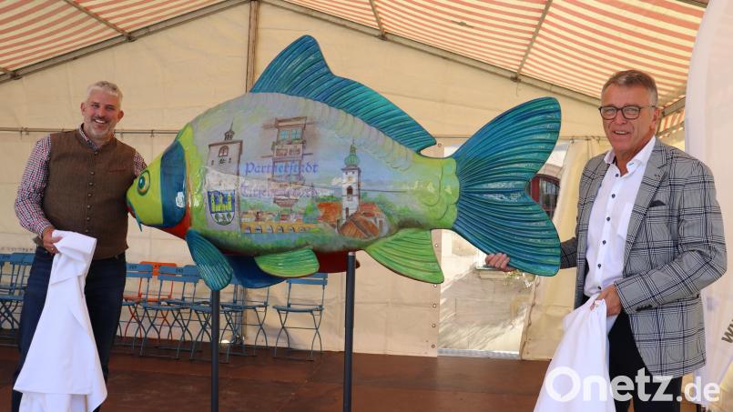 Franz Stahl (rechts) bei der Übergabe der Karpfenskulptur an Thomas Lang (links). Bild: Stadt Tirschenreuth/exb