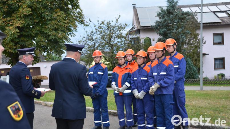 Sieben Jugendliche der Feuerwehr Oberlind legten am Mittwochabend die Prüfung zur Jugendflamme in zwei Stufen ab. Bild: dob