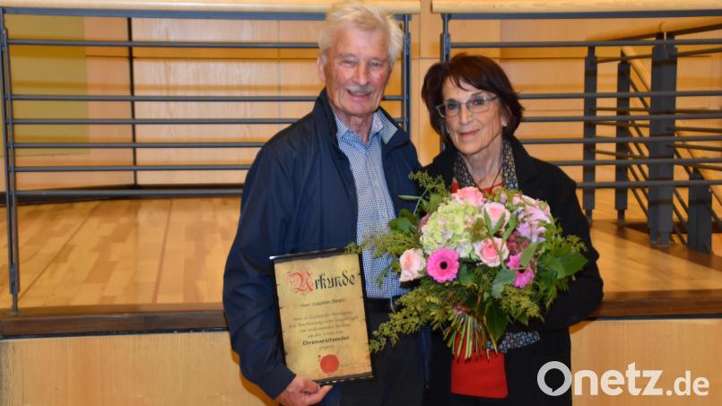 Joachim Strehl (80) (hier mit Gattin Barbara) wurde zum Ehrenvorsitzenden des Vereins &quot;Weidener Städtepartnerschaften&quot; ernannt. Bild: hcz