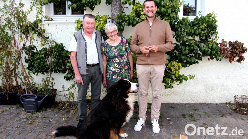 Das Jubelpaar Gunda und Karl Appel zusammen mit Bürgermeister Roman Berr (rechts) am Tag der goldenen Hochzeit. Haus- und Hofhund Rosi nahm regen Anteil an der Feier. Bild: ds