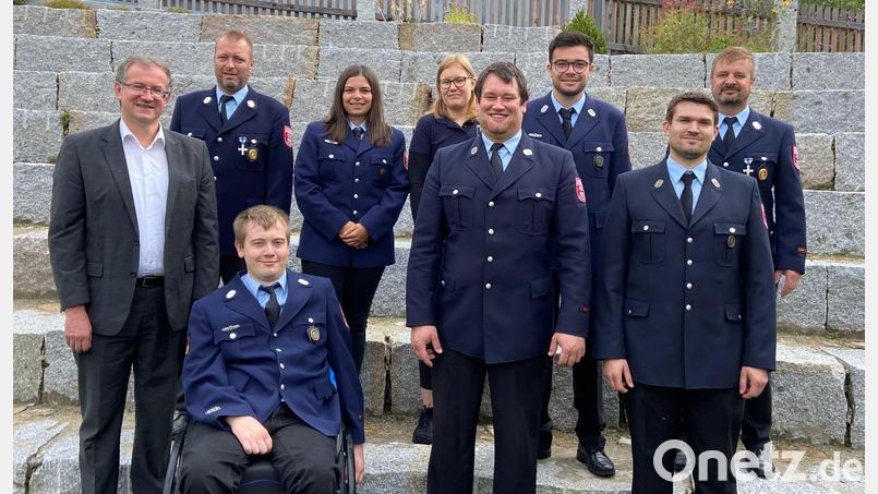 Dominik Bojer bleibt Vorsitzender der Feuerwehr Altfalter. Bürgermeister Franz Grabinger (von links) gratulierte dem neu gewählten Führungsteam. Im Bild vorne Raffael Bojer, Dominik Bojer (erster Vorsitzender), Stefan Götz (zweiter Vorsitzender ), hinten Markus Kraus (zweiter Kommandant), Eva Schrott, Christina Geiger, Stefan Schrott und Manfred Bauer (erster Kommandant). Bild: Simone Gradl/exb
