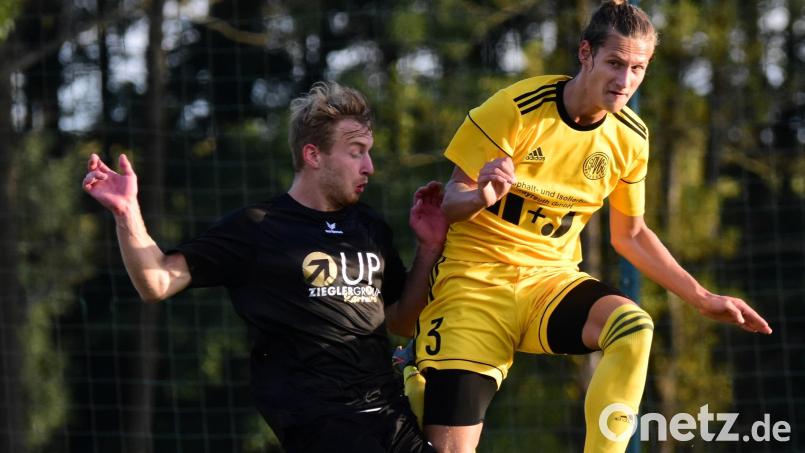 Lukas Schön (links) im Luftkampf mit dem Bayreuther Nick Gregorzewski: Der FC Tirschenreuth unterlag der zweiten Mannschaft der SpVgg Bayreuth mit 0:3. Bild: Schrems