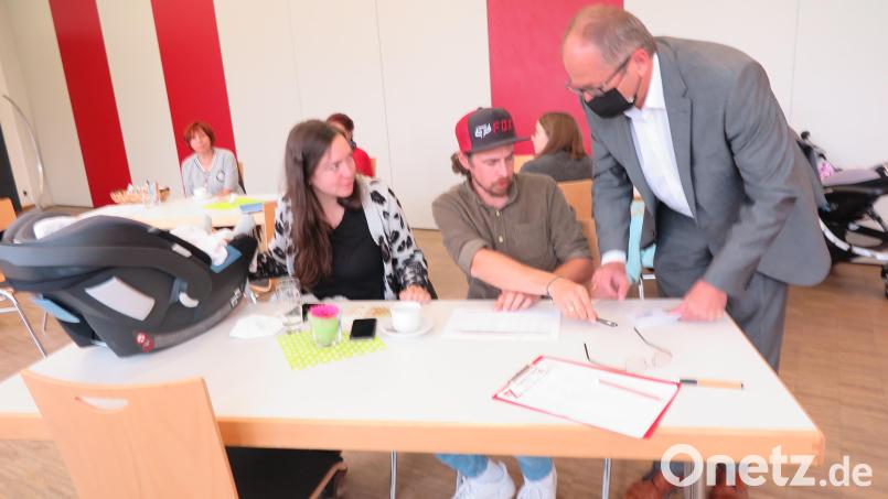 Dankbar nahmen die Eltern das Begrüßungsgeld entgegen, das ihnen Bürgermeister Roman Schäffler (rechts) auszahlte. Bild: jzk