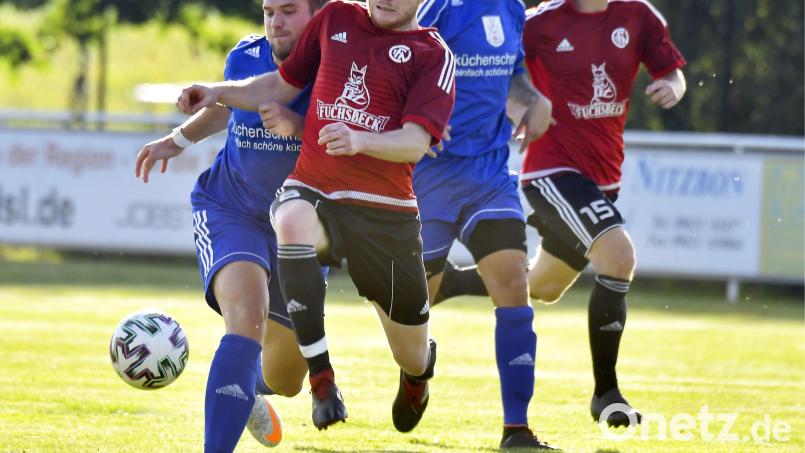 Ein ganz enger Zweikampf zwischen dem Paulsdorfer Offensivspieler Sebastian Grau (links hinten) und dem Neukirchener Defensivspieler Markus Stielper (rechts). Bild: Ziegler