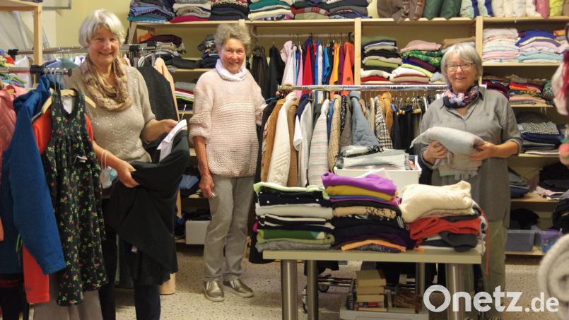 Die Ehrenamtlichen Helferinnen der Kleiderkammer (von links) Rita Bier, Alma Schmidkonz und Gertrud Diermeier sortieren die Waren ein. Bild: Veronika Schlosser, Caritasverband Stadt Weiden/OPf und Landkreis Neustadt/WN/exb