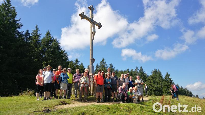 Auf dem Gindelschneid, einem 1 335 Meter hohen Berg in den Bayerischen Voralpen östlich des Tegernsees, legte die größere Wandergruppe des Fichtelgebirgsvereins eine Rast ein. Bild: jzk