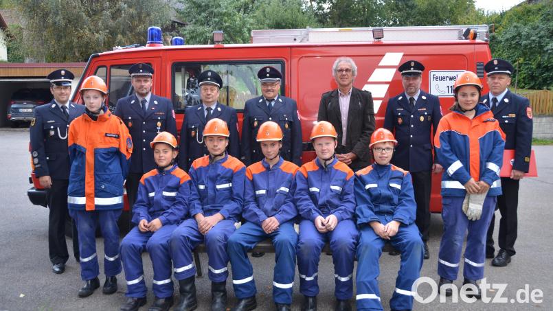 Sieben Jugendliche legten die Jugendflamme ab. Dabei waren neben Kommandant Markus Kindl (links), Stellvertreter Albert Herrmann (hinten, Zweiter von rechts) und Kreisbrandmeister Christian Demleitner (hinten, rechts) sowie auch etliche Vereinsvertreter und dritter Bürgermeister Alfons Raab (hintere Reihe, Dritter von rechts). Bild: dob