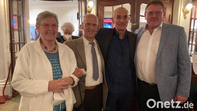 Nach seinem Konzert freute sich Norbert Nagel (Dritter von links) seinen ersten Ausbilder Hans Wolf mit Frau Irmgard sowie seinen früheren Kollegen im Musikverein, Bürgermeister Hans-Martin Schertl (rechts), zu sehen. Bild: Stefanie Gradl