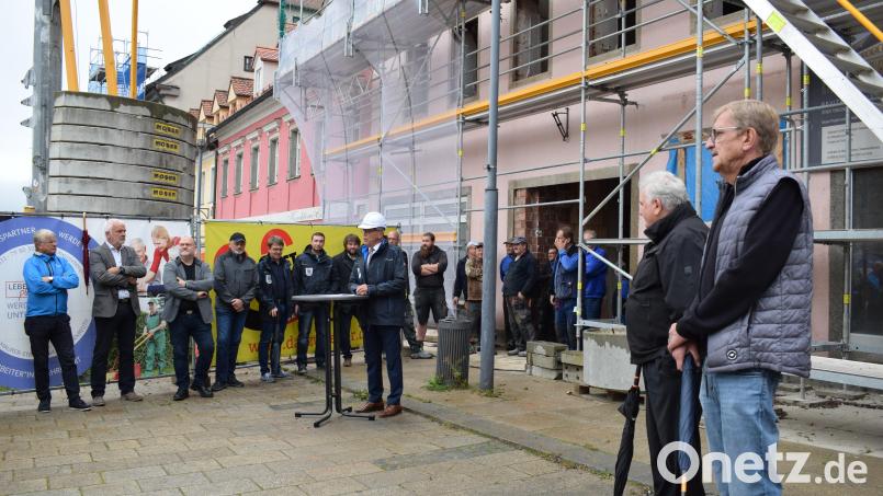 Bürgermeister Franz Stahl gab beim Richtfest einen Rückblick, was bisher alles geschafft wurde, sowie einen Ausblick, welche Arbeiten noch anstehen. Bild: szl