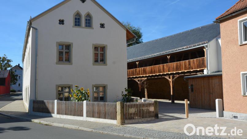 Die Bauarbeiten am Informations- und Begegnungszentrum auf dem Schafferhof-Anwesen sind bis auf einen Teil der Außenanlagen abgeschlossen. Die offizielle Eröffnung soll erst im kommenden Jahr stattfinden. Bild: jr