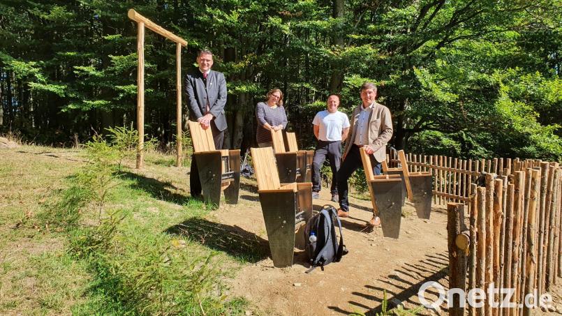 Der Vorsitzende des Vereins Naturpark Oberpfälzer Wald Landrat Thomas Ebeling (links) besuchte zusammen mit dem Bürgermeister der Gemeinde Stadlern Gerald Reiter (rechts) und den Eigentümern des Grundstücks, Michaela und Hans Gottmeier, bei herrlichem Ausflugswetter das neue Landschaftskino am Böhmerwaldaussichtsturm. Bild: Hermann Markgraf/exb