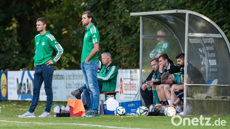 Missglückter Einstand für das Interims-Trainerduo Mauricio Göhlert (links) und Martin Bächer (Zweiter von links): Der SV Mitterteich verlor am Samstag bei der SpVgg Jahn Forchheim mit 0:3. Bild: Andreas Klupp