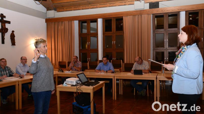 Bürgermeisterin Marina Hirnet vereidigte Maria Frischholz als neue Gemeinderätin. Bild: bey