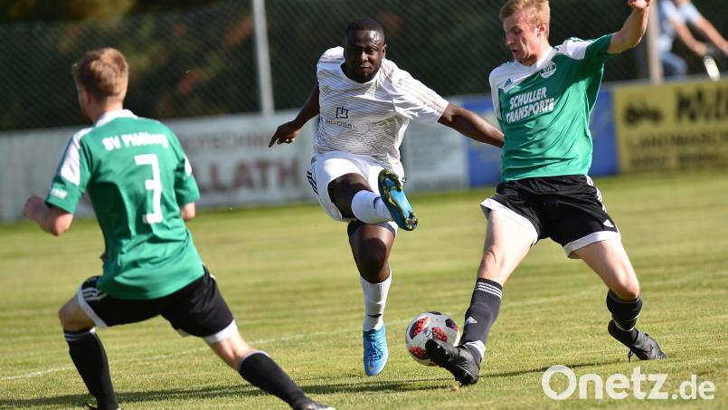 Lewiss Derameau (Mitte) war in Mantel der überragende Akteur auf dem Platz. Beim 6:1-Sieg des VfB gegen den SV Plößberg erzielte der Stürmer drei Tore. In dieser Szene können die Plößberger Philip Böckl (links) und Philipp Müller den Manteler Angreifer nicht am Torschuss hindern. Bild: A. Schwarzmeier