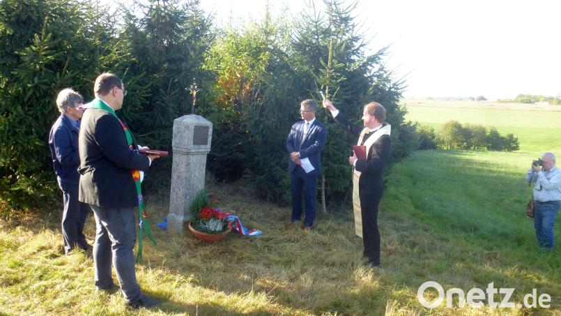 In Neunburg wurde beim „Zeitlarner Hölzl“ ein neues, kleines Mahnmal vorgestellt und geweiht, ein sogenanntes „Marterl“. Es erinnert an einige Opfer der „Todesmärsche“. Bild: mad