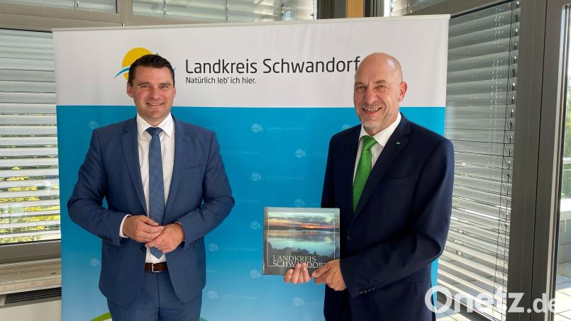 Landrat Thomas Ebeling und der neue AOK Direktor Volker Schödel (von links). Bild: Matthias Meier/exb