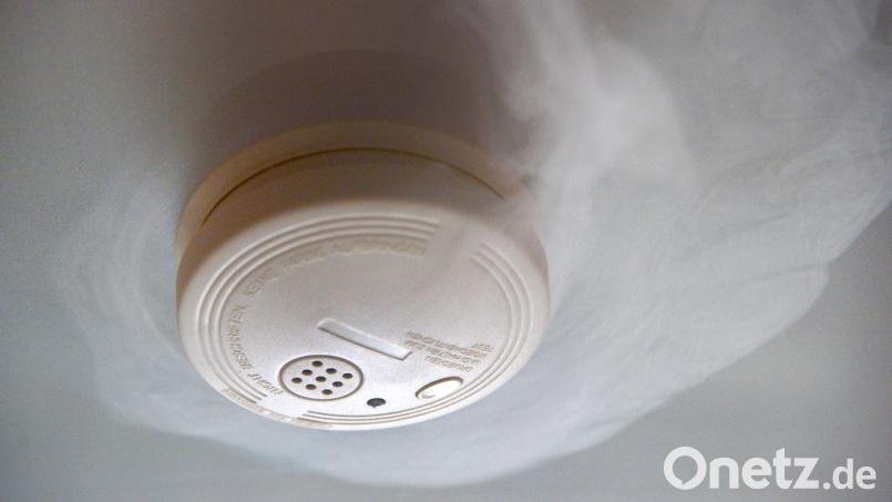 Ein Rauchmelder und eine aufmerksame Nachbarin verhinderten am Samstag in Weiden einen Brand. Symbolbild: Peter Steffen/dpa