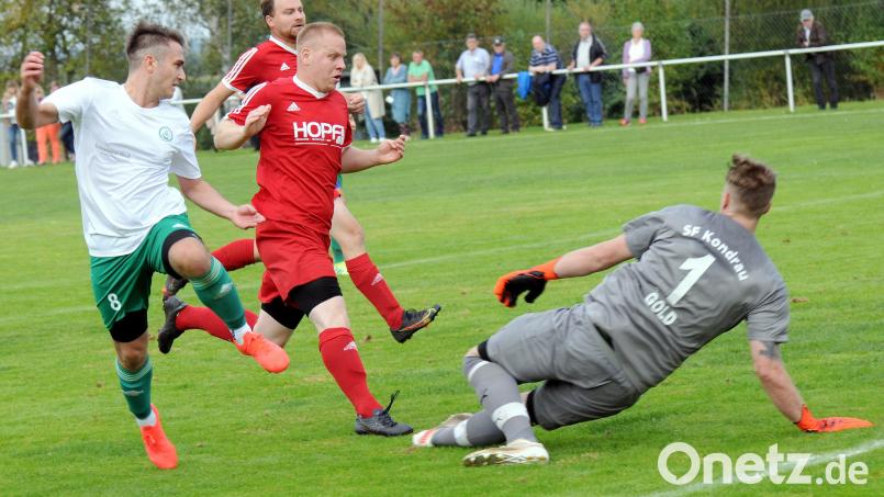 Der SV Mitterteich II gewann das Derby bei den Sportfreunden Kondrau mit 3:2. Hier scheitert Sascha Weiß (links) am Kondrauer Torwart Daniel Gold. Bild: heh