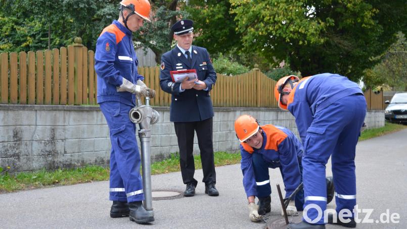 Gar nicht so einfach, den Unterflurhydranten aus der Versenkung zu holen. Noch dazu, wenn Kreisbrandmeister Christian Demleitner als zuständiger Prüfer alles genau beobachtet. Bild: dob