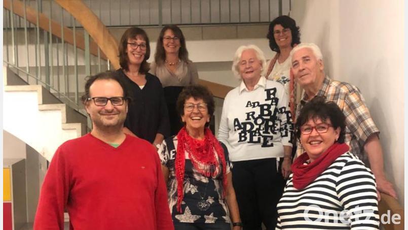 Der neue und alte Vorstand (von links): Jens Maschke, Ursula Soderer, Martina Auer-Bertelshofer (Schulleiterin), Marianne Rössler, Karin Schwarz, Heike Krafczyk, Klaus Hundhammer und Andrea Raimund. Bild: Eduard Bauer/exb