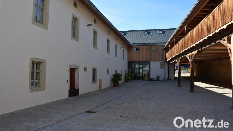 Die Bauarbeiten am Informations- und Begegnungszentrum auf dem Schafferhof-Anwesen sind bis auf einen Teil der Außenanlagen abgeschlossen. Die offizielle Eröffnung soll erst im kommenden Jahr stattfinden. Bild: jr