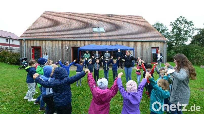 Singend und Gedichte vortragend leiten die Kinder des Kinderhauses St. Martin die kleine Feier zur Überreichung des Zertifikates "Naturpark-Kindergartem im Naturpark Nördlicher Oberpfälzer Wald ein. Darüber erfreuen sich Bernd Stengl, Zweiter Geschäftsführer des Naturparks, Pfarrer Arnold Pirner, Bürgermeister Sebastian Hartl und Landrat Andreas Meier (im Hintergrund von links), Kinderhausleiterin Sabine Hösl (rechts hinten) erhält anschließend von Landrat Andreas Meier die Zertifizierungsurkunde. Bild: bey