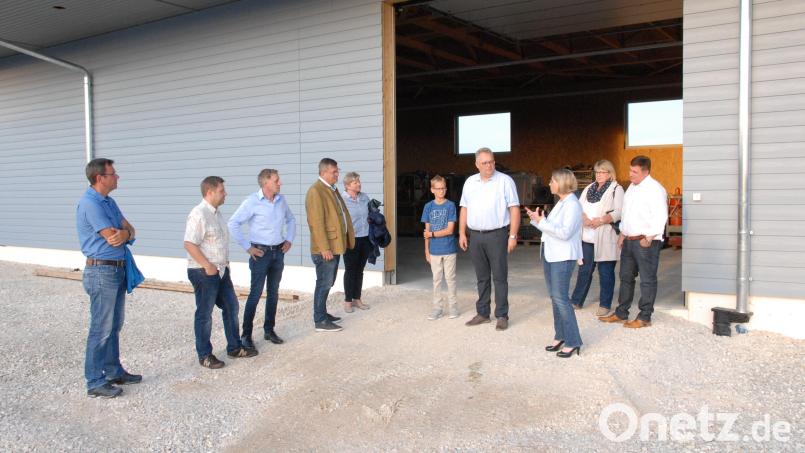 Die CSU-Fraktion informierte sich zusammen mit der künftigen Bundestagsabgeordneten Susanne Hierl (rechts) bei Michael Lobenhofer (LBU Lobenhofer Bau und Umwelt GmbH) der über das Gewerbegebiet und die Arbeit vor Ort. links im Bild Bürgermeister Peter Braun. Bild: pop