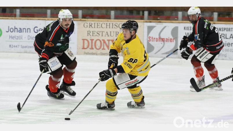 Der ERSC Amberg (in der Mitte Marco Pronath) verlor zum Auftakt der Eishockey-Bayernliga in Peißenberg mit 2:5. Bild: Roland Halmel