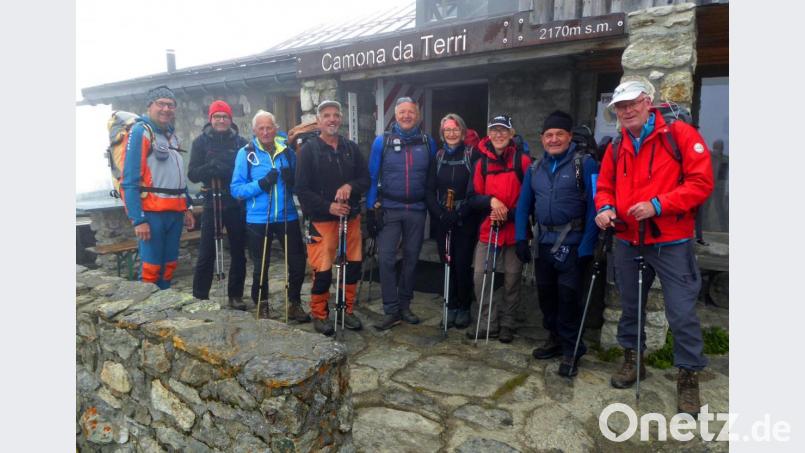 Tourenführer Rainer Rahn, Sven Hackl, Erwin Walschek, Josef Kunz, Anton und Karin Hillmann, Birgit Schelter, Lutz Celler und Martin Keltsch vor der Terrihütte. Bild: Rainer Rahn/exb