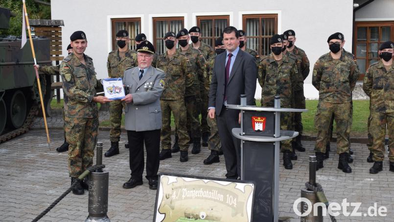 Mit dem Austausch von Urkunden und Plaketten erneuerten Bürgermeister Martin Schwandner , Herbert Eimer, Vorsitzender der Krieger- und Soldatenkameradschaft Trausnitz, und Major Maximilian Ritter, Chef der 4. Kompanie des Panzerbataillons aus Pfreimd, die seit 35 Jahren bestehende Patenschaft. Bild: bnr
