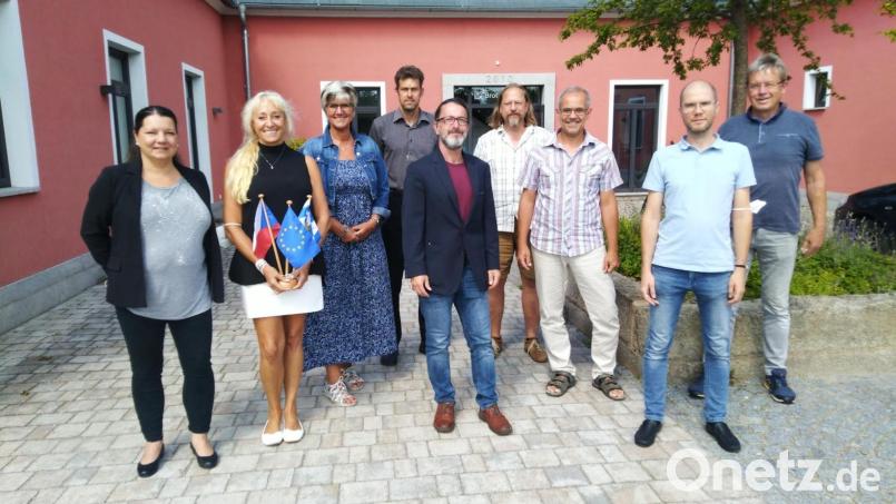 An Lehrunterlagen der Zukunft arbeiten derzeit die Westböhmische Universität Pilsen, die OTH Amberg-Weiden und der Verein Via Carolina – Goldene Straße e.V. zusammen. Im Bild die teilnehmenden Akteure am Workshop in Bärnau. Bild: awo