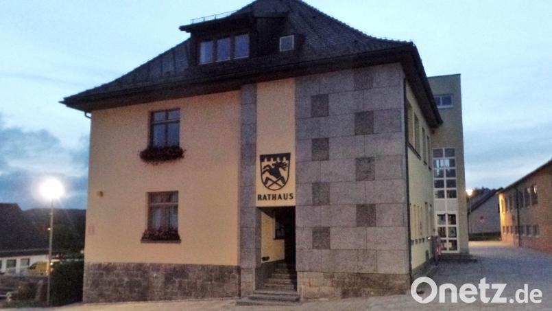 Das Rathaus Neusorg (Bild) soll an die Glasfaserinfrastruktur im Rahmen der Erweiterung der bestehenden Förderungsrichtlinien des Freistaates Bayern angeschlossen werden. Damit wird einer zukunftsfähigen digitalen Anbindung Rechnung getragen. Bild: br