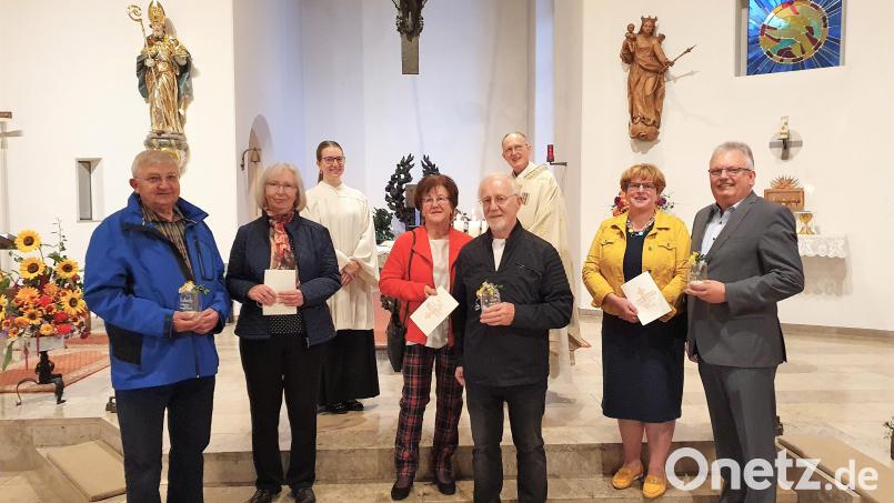 Drei Paare feierten ihr Ehejubiläum mit einem erneuten kirchlichen Segen. (v.li.n.re.) Seit 55 Jahren sind Anton und Marianne Binner verheiratet, Rosemarie und Gerhard Köhler feierten 60 Jahre und Gudrun und Josef Weidensteiner freuen sich über 30 gemeinsame Ehejahre. Pfarrer Berthold Heller und Pastoralassistentin Andrea Zeller gratulierten zur aufgegangenen und gepflegten Saat im Garten der Ehe. Bild: wlr