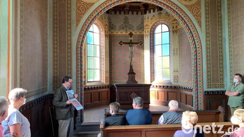Die letzte Station der Führung von Martin Irl (links, Holnstein-Archiv Schwarzenfeld) war das Holnstein-Mausoleum auf dem Friedhofsgelände in Schwarzenfeld. Bild: Tobias Reitmeier/exb