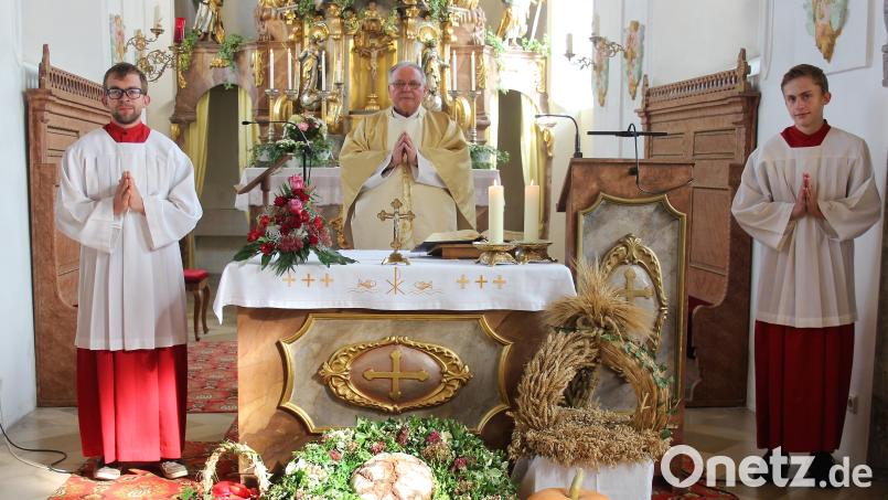 Prälat Karel Simandl zelebrierte den Erntedank-Gottesdienst in Waldeck. Bild: stg