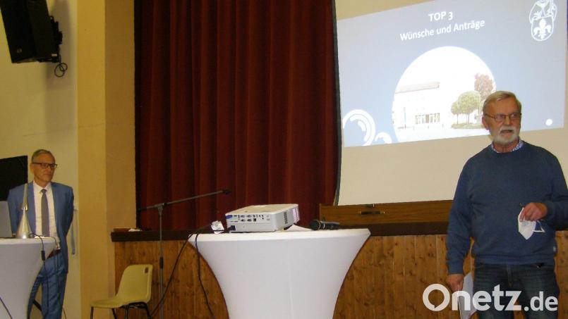 Helmut Plommer, ehemaliger Stadtrat und Mitglied der Bürgeraktion &quot;Mitmachen lohnt&quot;, bei seiner Wortmeldung in der Stadthalle. Links Bürgermeister Bernd Sommer. Bild: pz