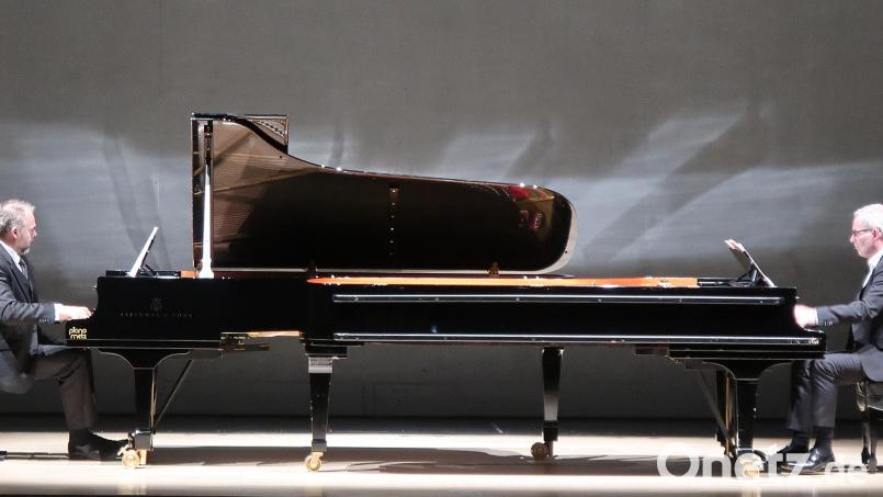 Hinrich Alpers (links) und Markus Becker bearbeiten Max Regers &quot;Fantasie und Fuge über B-A-C-H, op. 46&quot; mit zwei Klavieren. Bild: Kunz