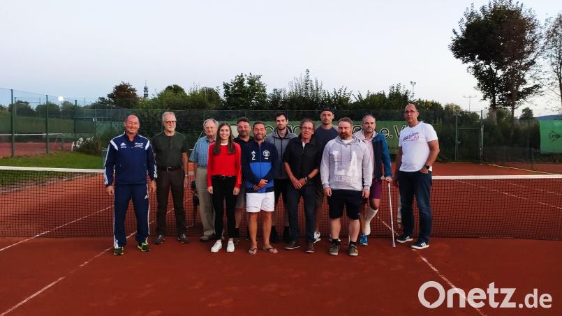 Von diesem Team wird der Tennisclub Moosbach mit seinem 1. Vorsitzenden Michael Bock (Vierter von rechts) die nächsten drei Jahre geführt. Bild: gi