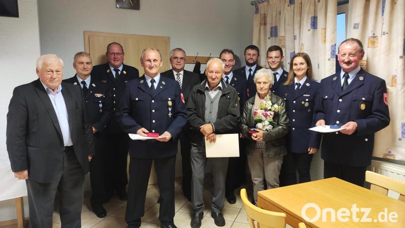 Zahlreiche Mitglieder der Feuerwehr Unteraich wurden für ihren langjährigen aktiven Dienst ausgezeichnet. Bild: Simone Schmauß/exb