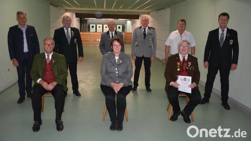 Hohe Auszeichnungen des Bayerischen und Deutschen Schützenbundes gab es für (sitzend von links) Eberhard Kirchner, Bettina Gmeiner und Dieter Beer, (stehend, ab Zweiter von links) Wolfgang Weiß, Josef Schedl, Wolfgang Friedl und Dieter Franke. Landrat Roland Grillmeier (links) und Gauschützenmeister Manfred Zölch (rechts) gratulierten. Bild: jr