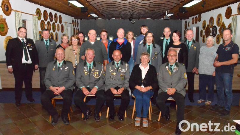 Viele Mitglieder des Schützenvereins &quot;Enzian&quot; sind bereit, sich ab sofort im neuen Vorstand unter dem Vorsitz von Matthias Mack, Karlheinz Hagner und Johannes Zeug (vorne, von links) einzubringen. Bild: fjo