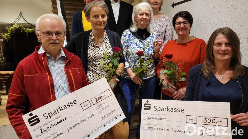 Hans Paulus (links) und Michaela Koller (rechts) konnten vom Frauenbund Spenden in Höhe von 500 Euro für den Hospizverein Schwandorf und den Stadtturm entgegennehmen. Bild: hir