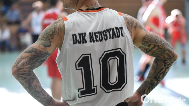 Corona im Nacken: Im letzten Aufeinandertreffen vor anderthalb Jahren in der Neustädter Gymnasiumhalle waren lediglich 50 Fans mit Masken und Abständen zugelassen. (Hintergrund: Das Tattoo des aktuell verletzten Neustädter Spielers Patrik Bortel entstand bereits vor der Pandemie und stellt eine Krone dar). Bild: Tobias Schwarzmeier