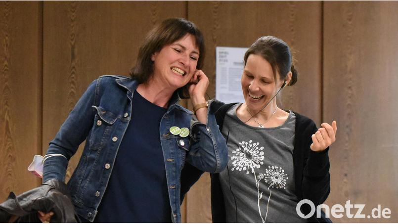 Beim Theatertag noch in Alltagskleidung und mit wenig Requisiten starten Claudia Lohmann (links) und Jana Dütsch ab 8. Oktober in der Komödie &quot;Willkommen bei den Hartmanns&quot; voll durch. Bild: Tobias Schwarzmeier